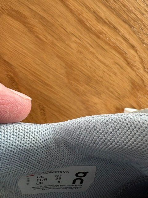 On Chaussures femmes: ON Damenschuh, 2 Paar – Neuf (Voir description) à Wauwil par willibilli 3