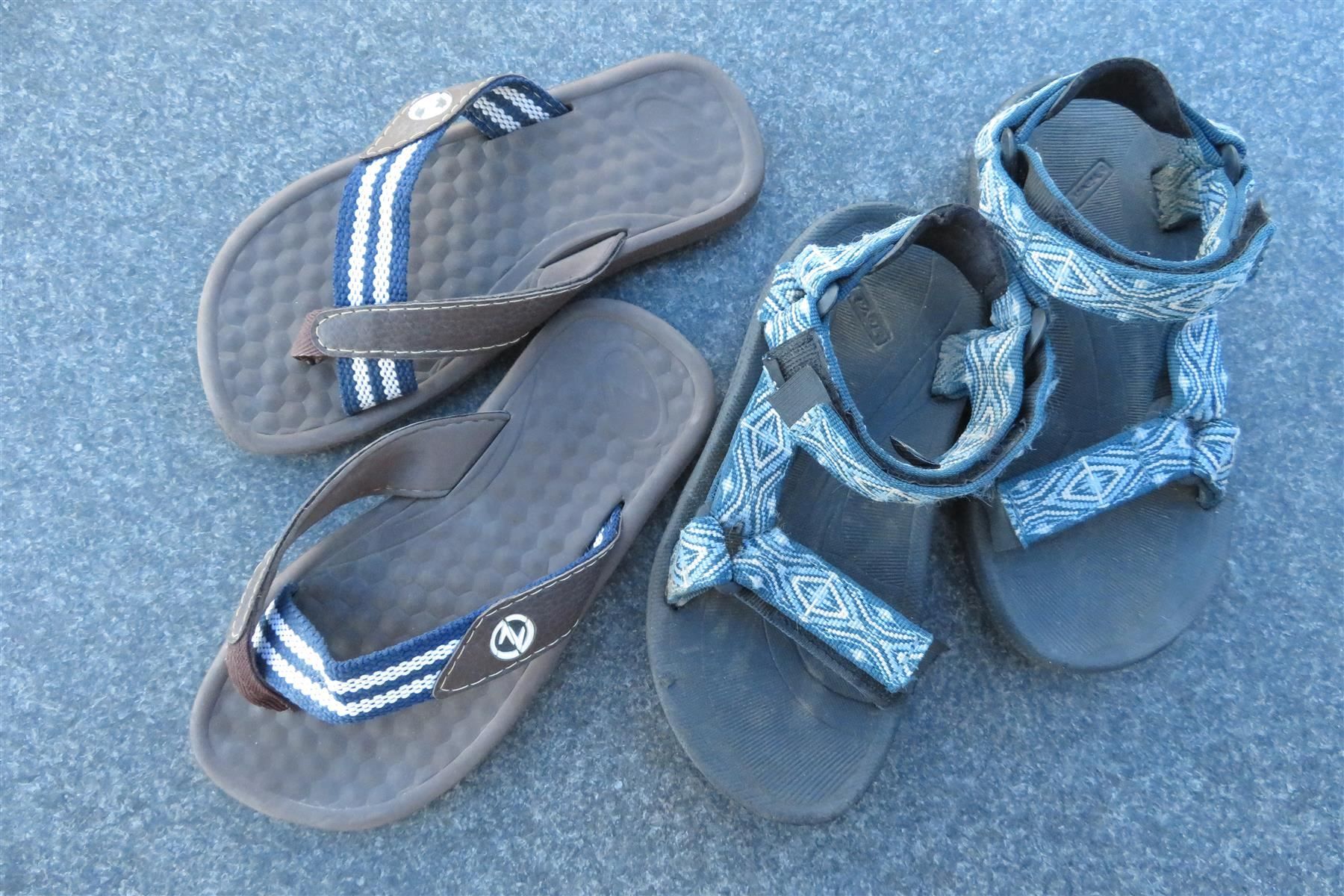 Teva Scarpe per ragazzi: TEVA Sandalen + Flipflops 2 Paar Grösse 20 – Usato da Wil ZH venduto da Tamagy