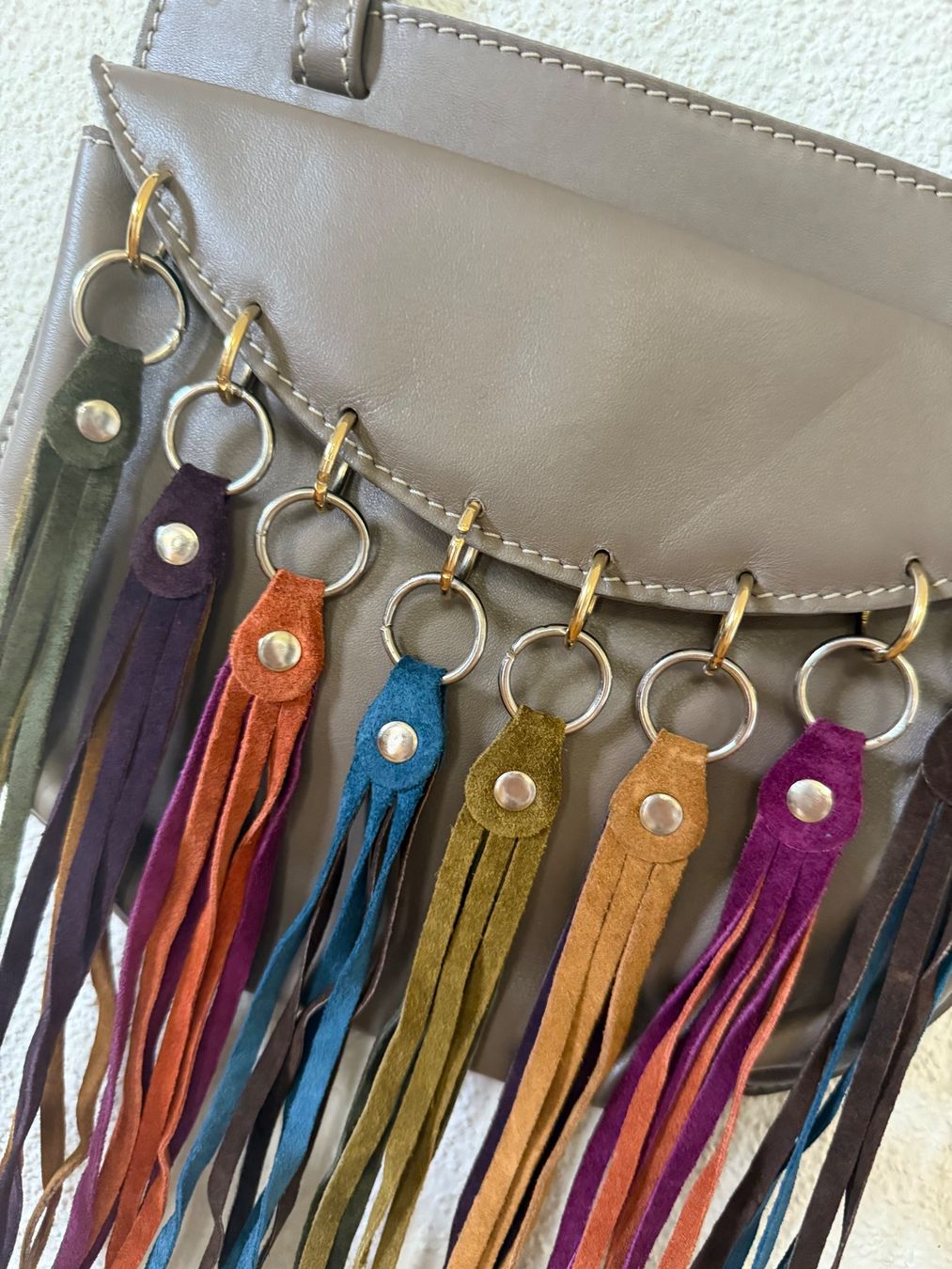 Borse da donna: Lederhandtasche mit bunten Fransen – Usato da Neerach venduto da Meli_sara 1