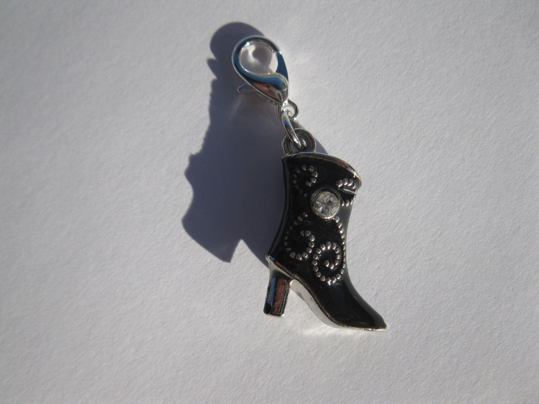 Ciondoli: 3D Charm Anhänger Stifelette, Stiefel silber/schwarz – Nuovo e nell'imballaggio originale da St. Margarethen TG venduto da LuanaKa