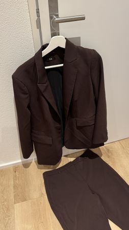 Brauner Anzug
