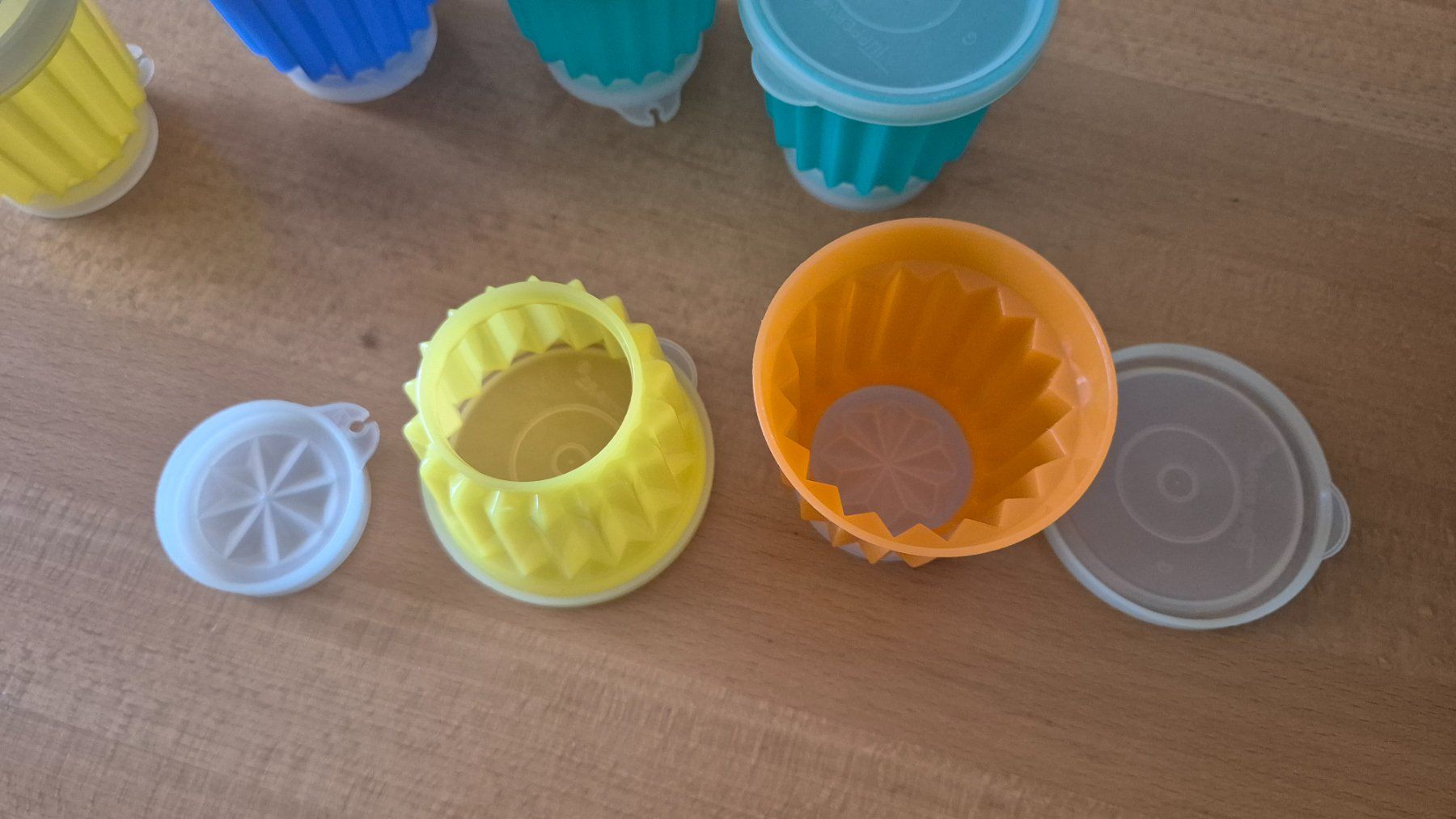 Tupperware Contenitori & Simili: Tupperware Förmchen Set bunt 8 Stück gebraucht – Usato da Wangen SZ venduto da Dnepr2 1