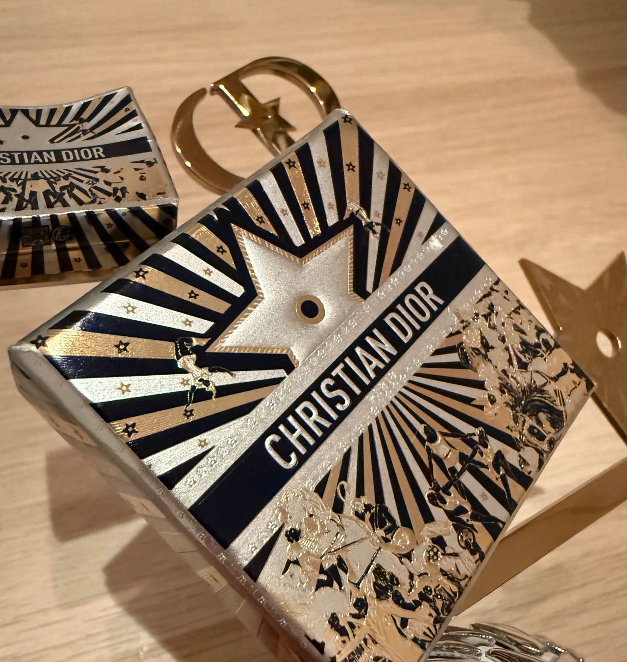 Tutte le decorazioni: Dior Table top display - Collectors ✨ – Usato da Luzern venduto da sas_r89l 2