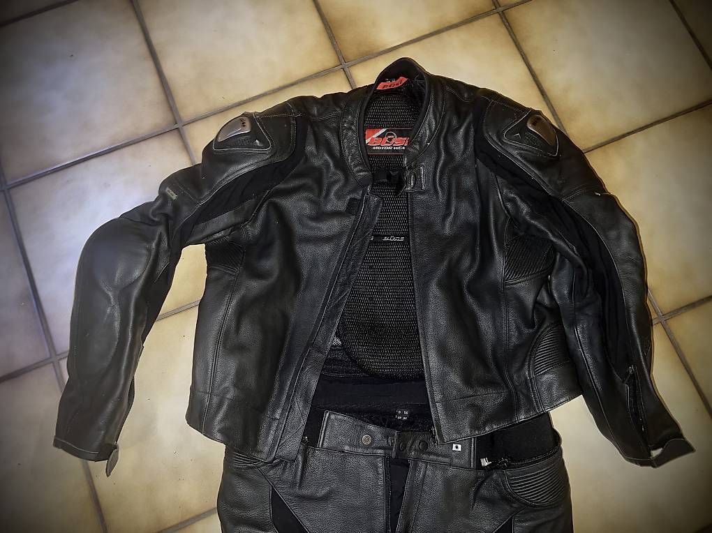 Costumes: Combinaison moto buse  – D'occasion à Châtonnaye par Kevin_888 4