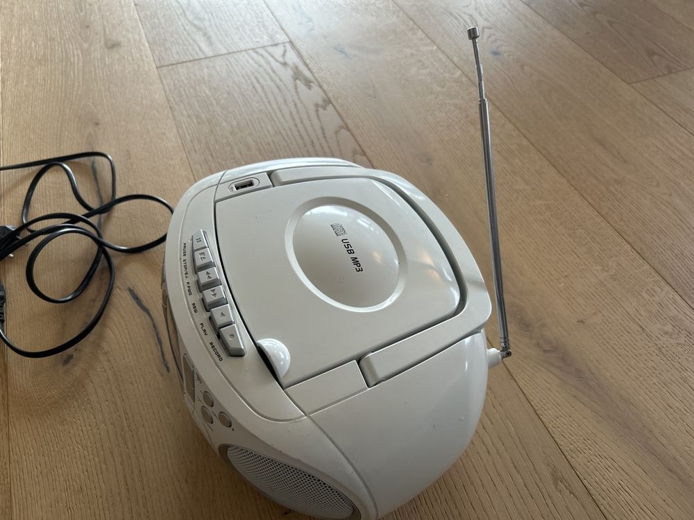 Weisser CD Player mit Radio & USB Anschluss (Gebraucht) in Hedingen für ...