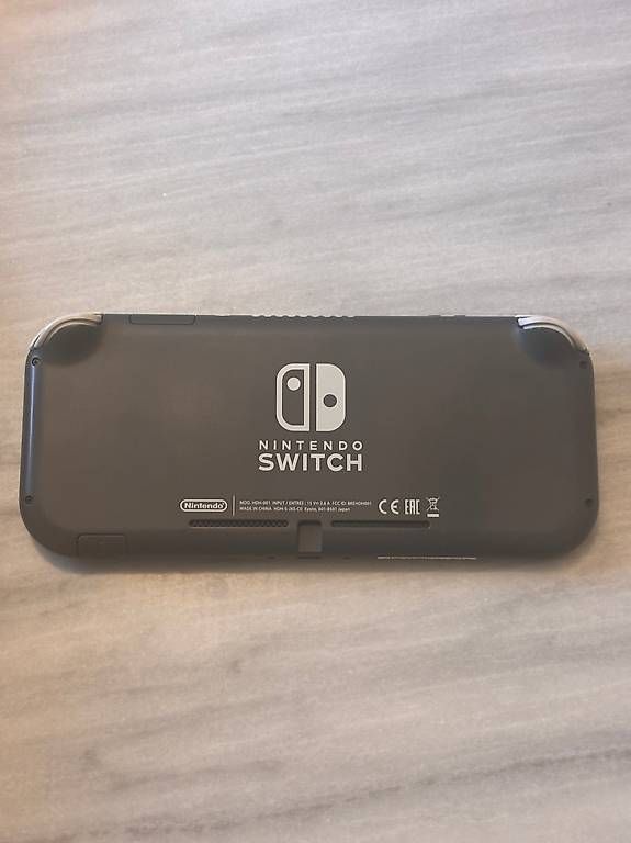 Consoles: Nintendo Switch Lite + accessoires – D'occasion à Lausanne par mic_q82j 1
