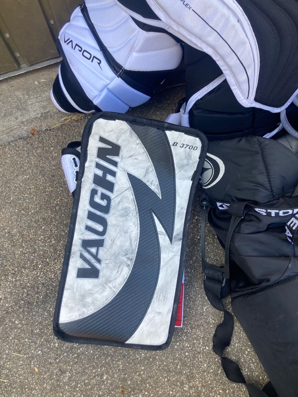 Schutz & Schoner: Alte Eishockey Torhüter Ausrüstung – Gebraucht aus Urnäsch von  7