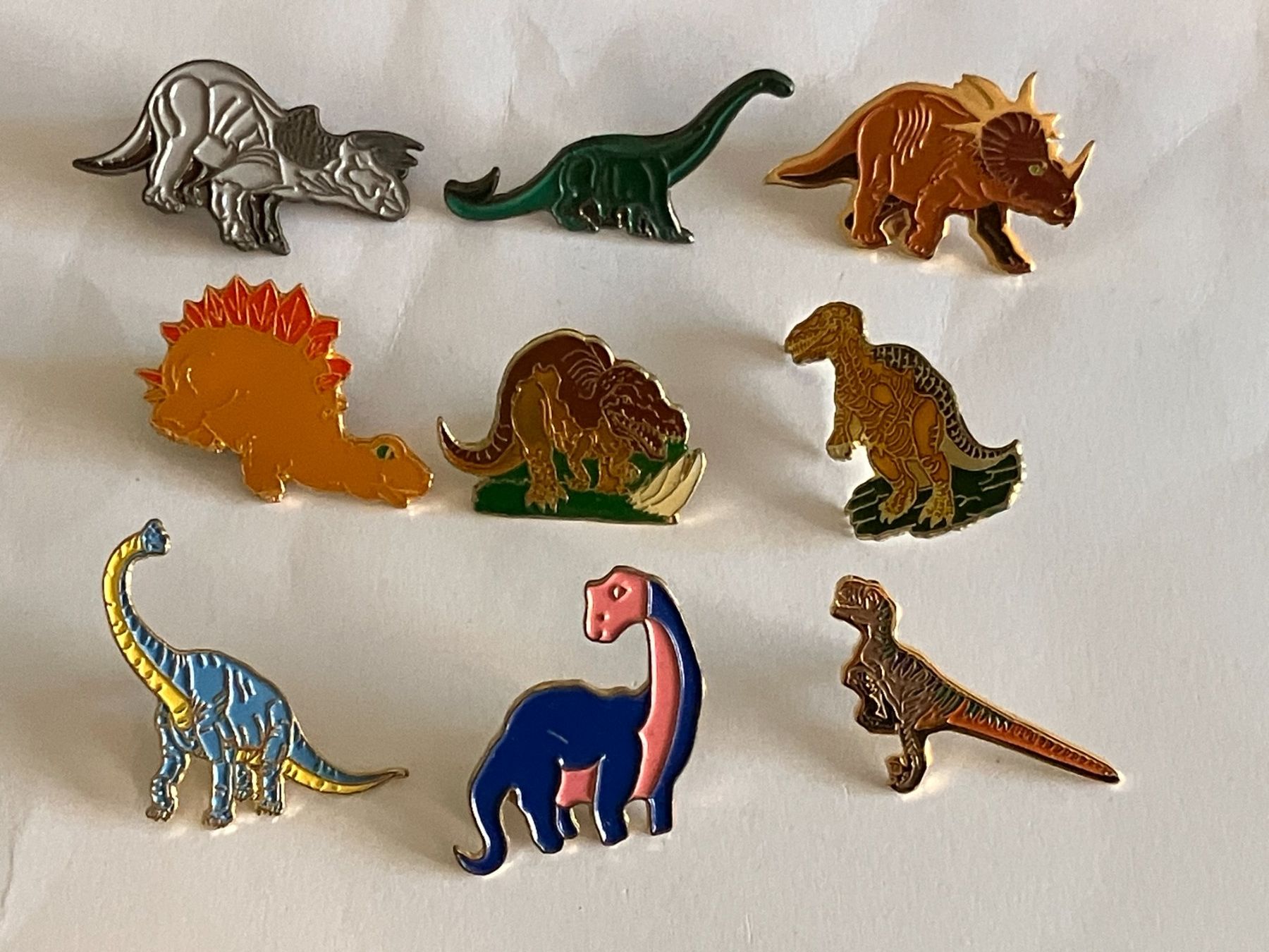 Placchette & Badge: 9 Pin Dinosaurier – Usato da Basel venduto da djwwpp