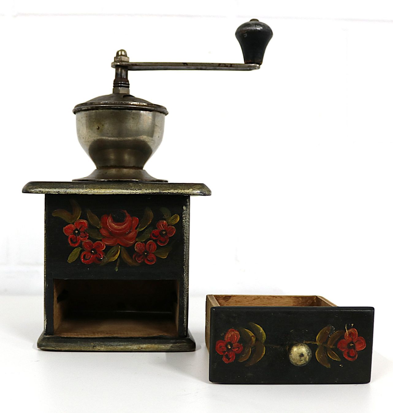 Elettrodomestici da cucina: Antike Kaffeemühle Holz mit Blumenmuster – Usato da Volketswil venduto da brockipfannenstil 5