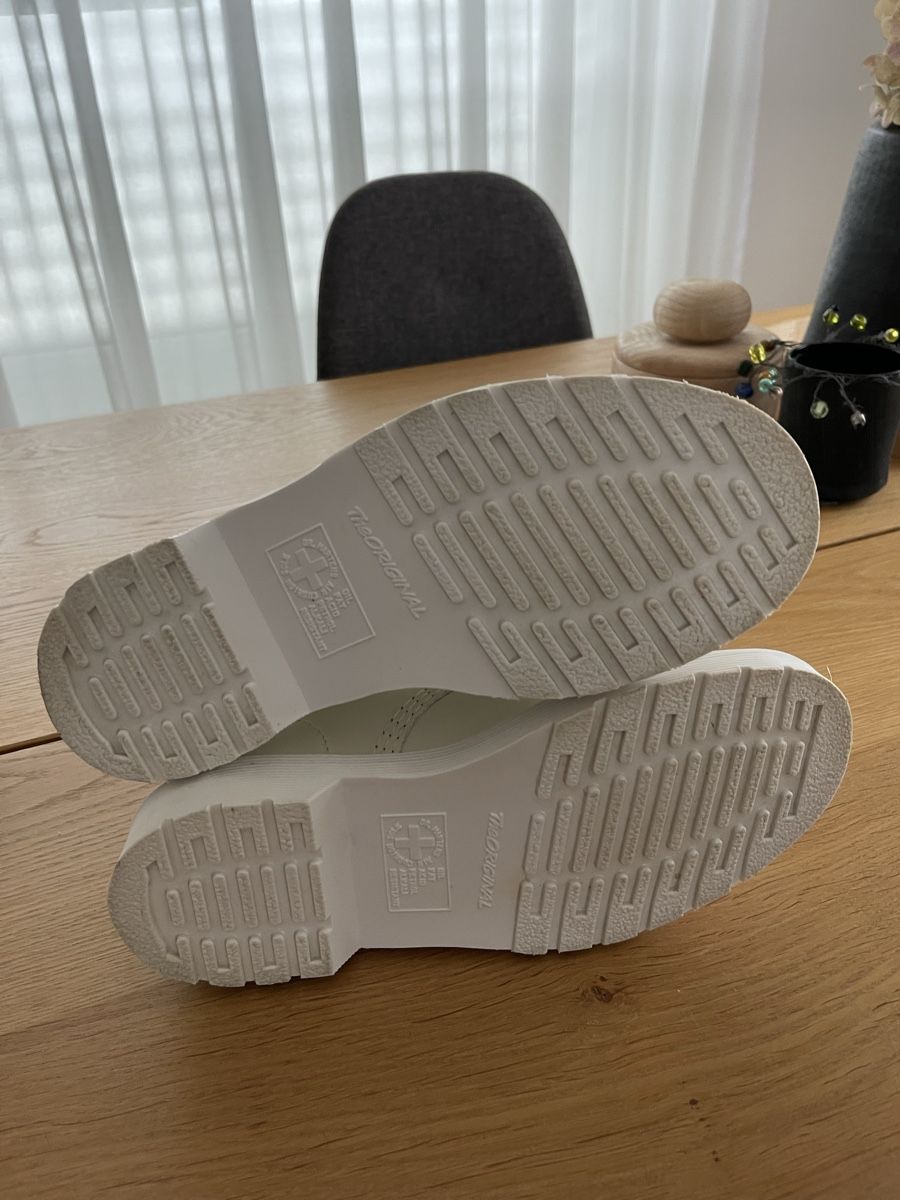 Dr. Martens Scarpe da donna: Weisse Dr. Martens, Gr. 37 – Nuovo (secondo la descrizione) da Roggwil TG venduto da MiryamM 2