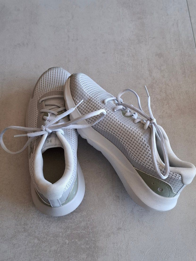 Under Armour Scarpe da donna: Damen Turnschuhe Under Armour grau Grösse 40 – Nuovo (secondo la descrizione) da Biel/Bienne venduto da Kokos4 1