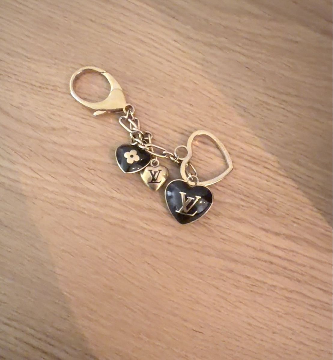 Louis Vuitton Portachiavi: Authentic Louis Vuitton Bijoux Sac Cool Heart Charm Amaranth – Nuovo (secondo la descrizione) da Zollikon venduto da houseofsamar 1