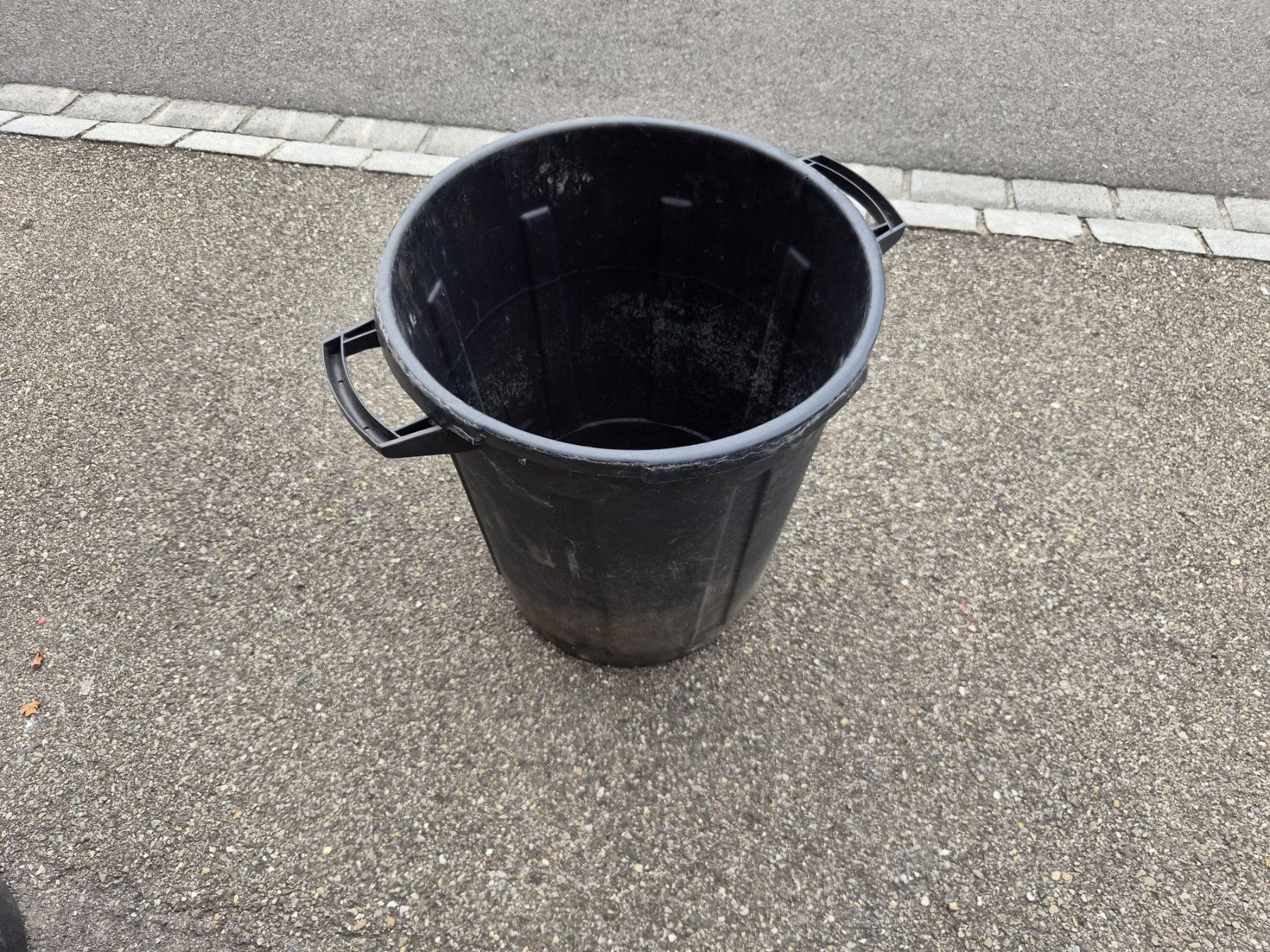 Behälter & Ähnliches: Grosse, robuste Tonne aus schwarzem Kunststoff 75L – Gebraucht aus Zürich von Primanoctis 2