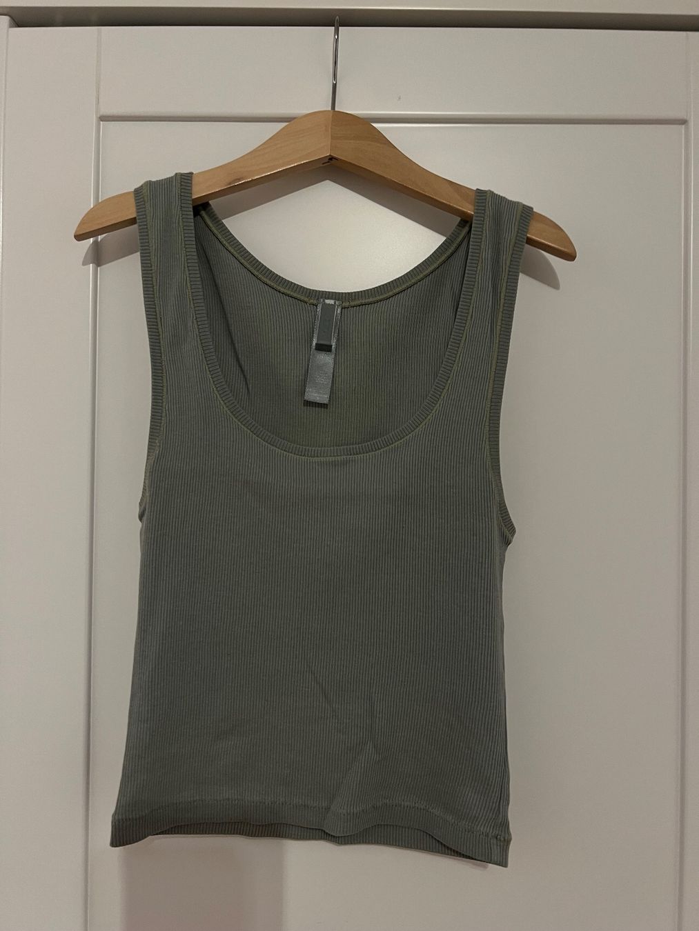 Skims Tops: Skims Top, khaki – Gebraucht aus Erlenbach von paulina.rad