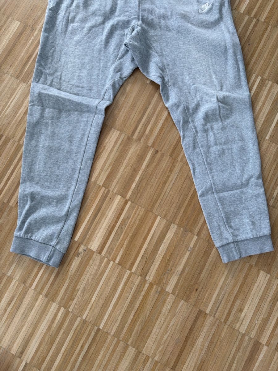 Nike Hosen: Nike grey pants L – Gebraucht aus Zürich von btan0 1