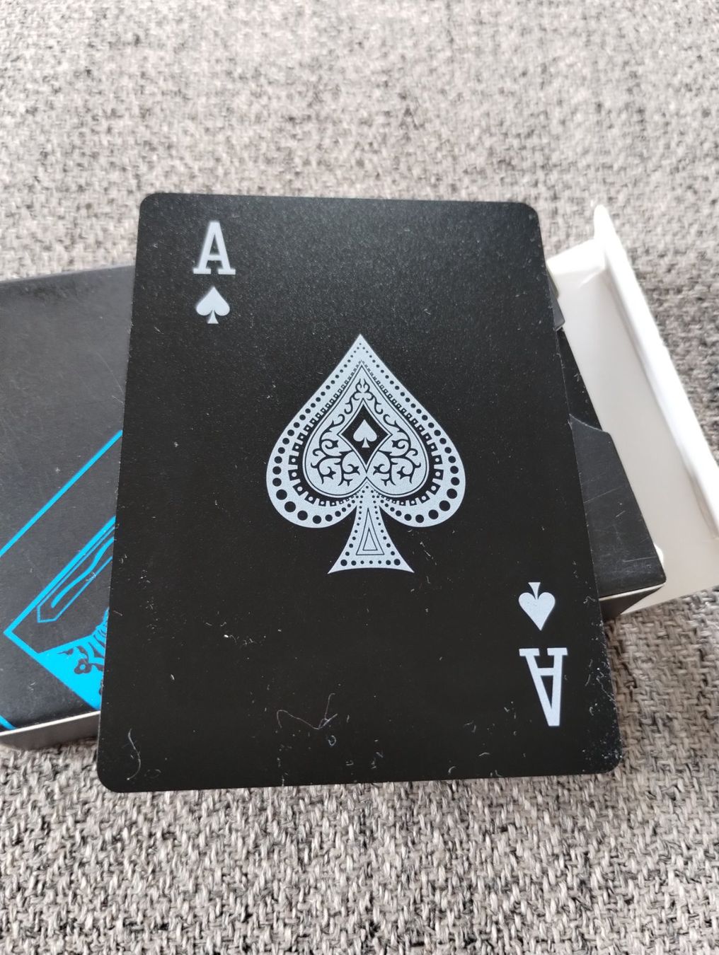 Spiele: Cartes de poker flexible imperméable bleu/noire – Neu (gemäss Beschreibung) aus Lausanne von Martinucci