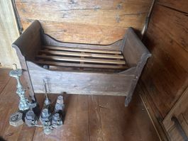 Antikes Kinderbett aus Holz, restaurierungsbedürftig
