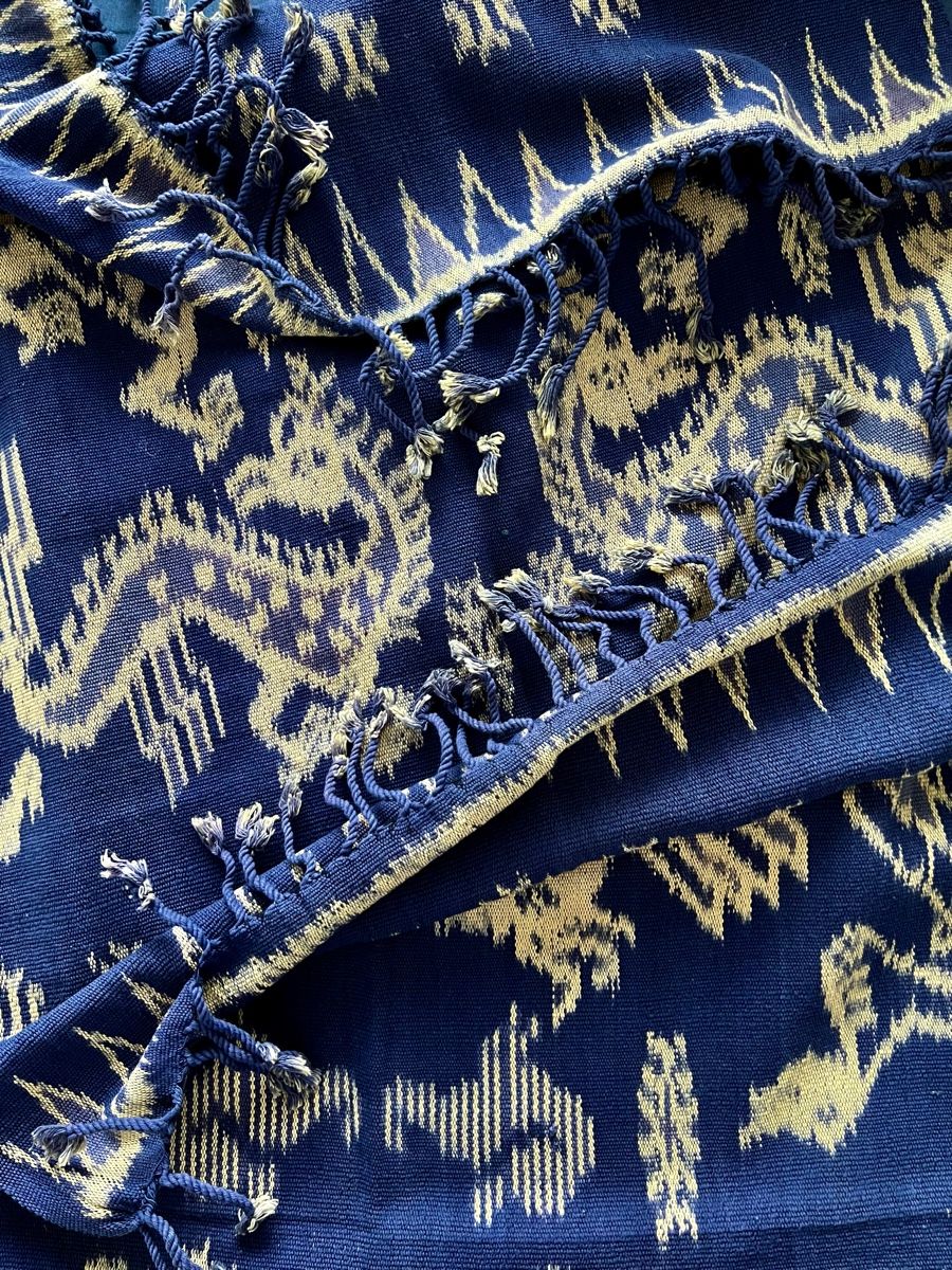 Tessuti: Indonesischer Vintage Ikat-Textile  mythischem Drachendesign – Usato da Moehlin venduto da Balirain 3