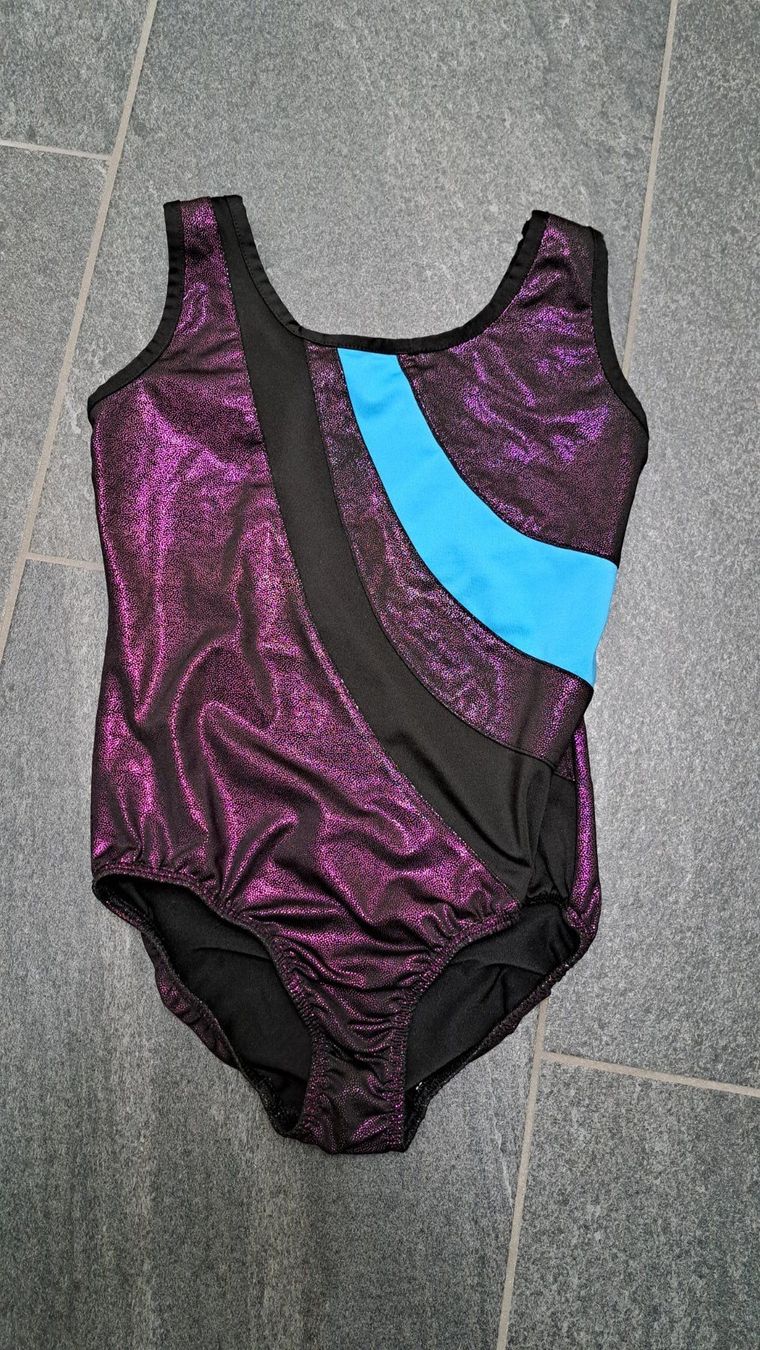 Scarpe, pantaloni & magliette da ginnastica: Turndress Gr. 122 – Usato da Egliswil venduto da Elaja