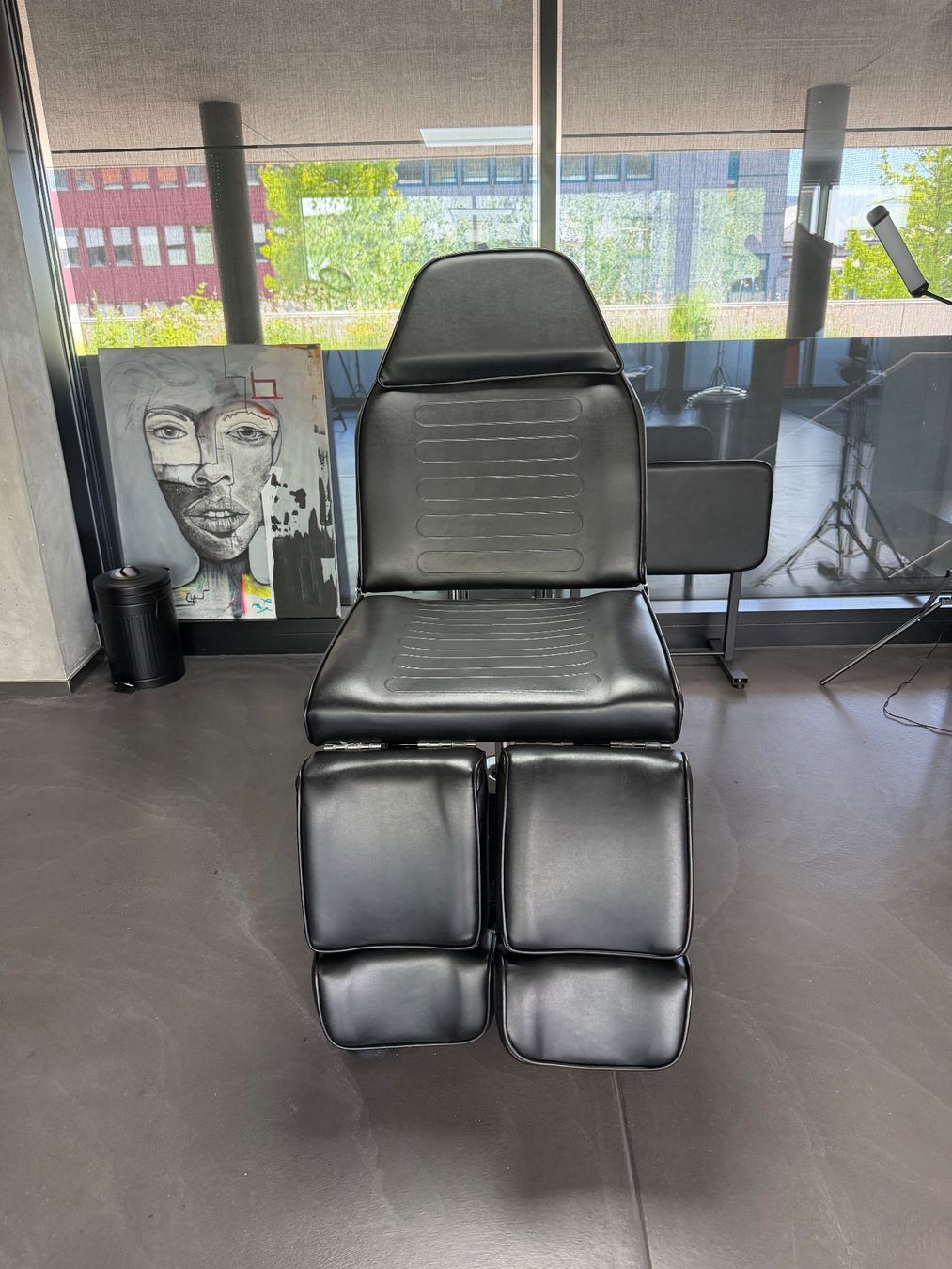 Liegen & Liegestühle: Tattooliege – Gebraucht aus Wallisellen von loo_q56x 1