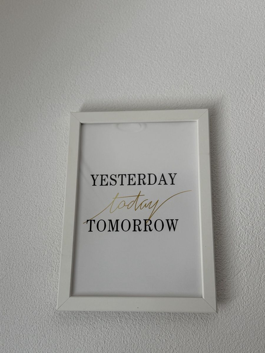 Posters & Illustrations: Bild mit Spruch "Yesterday Today Tomorrow" weiss – D'occasion à Möriken AG par naza06