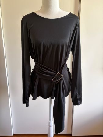 Top noir resserrable à la taille