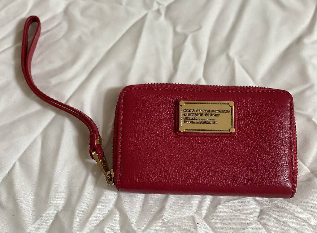 Marc Jacobs Portemonnaie: MARC BY MARC JACOBS 'Classic Q - Wingman' Phone Wallet - new – Neu (gemäss Beschreibung) aus Basel von Alena_