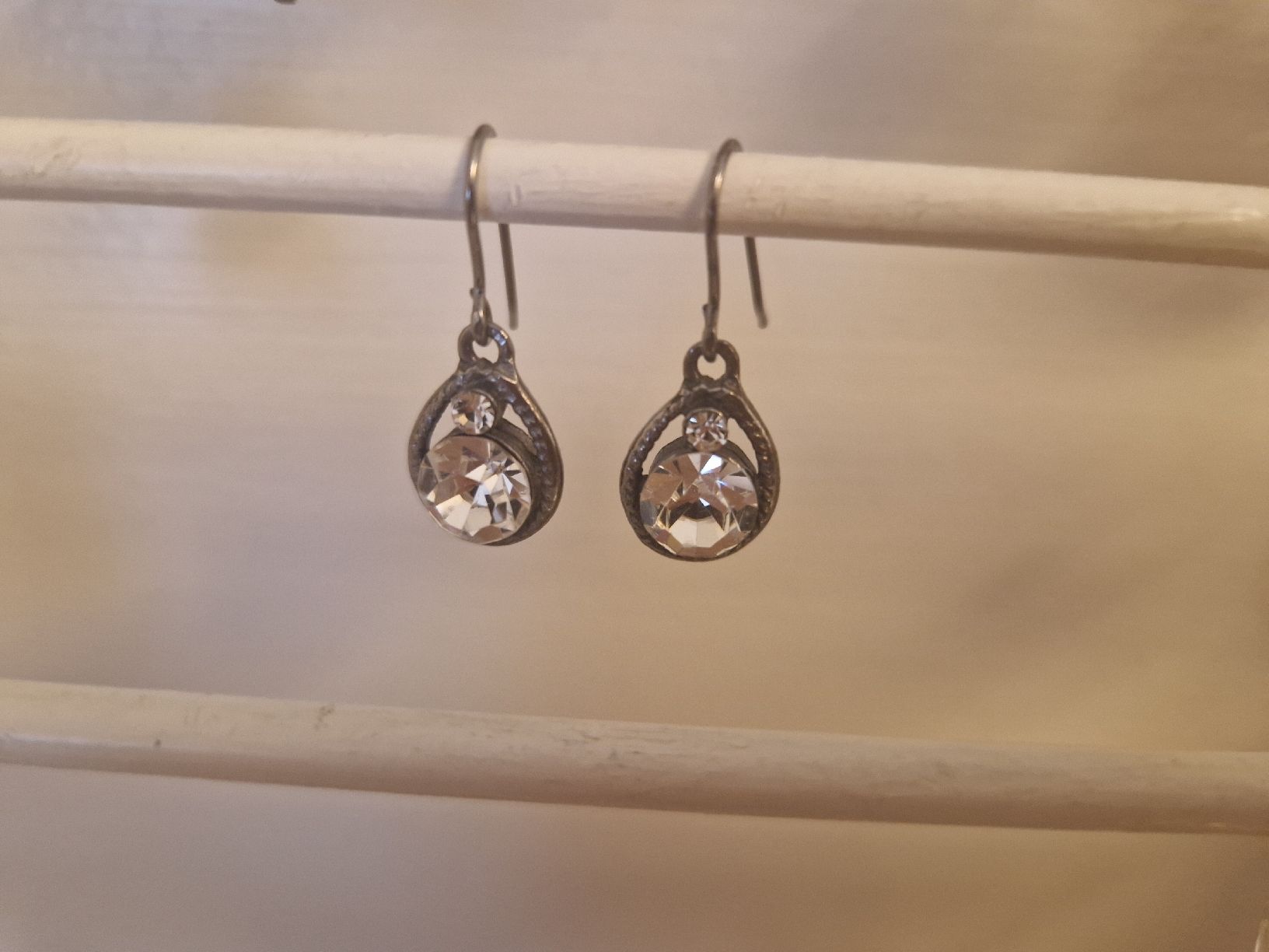 Ohrringe & -stecker: Elegante Silberfarbene Ohrhänger mit Strasssteinchen – Gebraucht aus Bünzen von Milly32