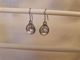 Elegante Silberfarbene Ohrhänger mit Strasssteinchen