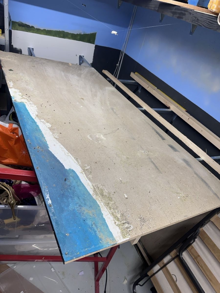 Plateaux: 2 Spanplatten 200x100x2cm verbastelt – D'occasion à Kloten par Trendyandi