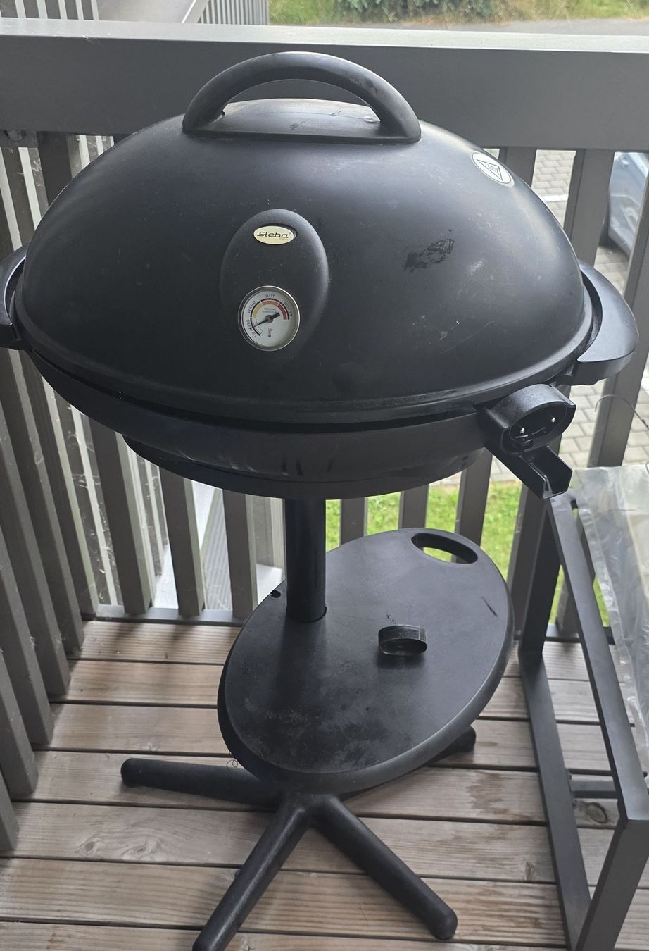 Grills: Elektrogrill mit Deckel und Thermometer schwarz, gebraucht – Gebraucht aus Rotkreuz von sim_8tdc