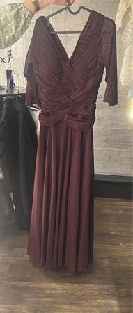 Robe longue bordeaux chic et élégante pour l'hiver 2024