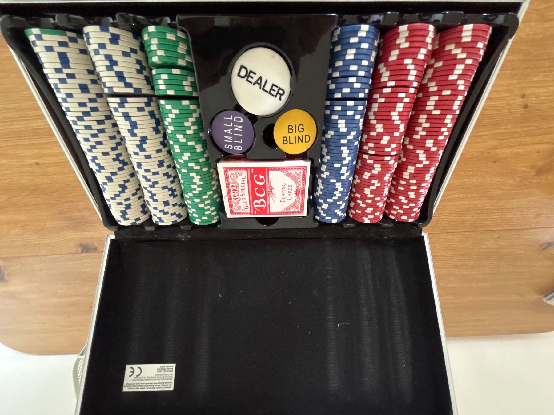 Giochi: Pokerset im Koffer, mit Chips, Karten und Pins – Usato da Engelburg venduto da Mtheodor