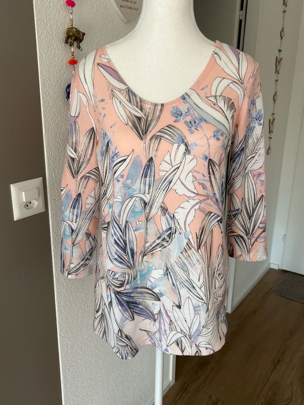 T-shirt: 3/4 Arm Shirt lachsfarbig mit Blumenmuster – Usato da Brunnen venduto da Nala2929 2