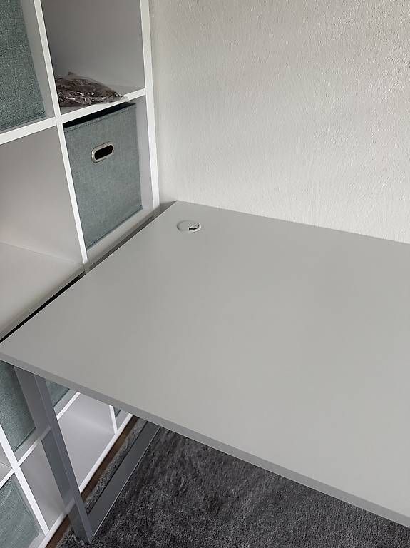 Scrivanie: Schreibtisch mit Kabeldurchlass – Usato da  venduto da  2