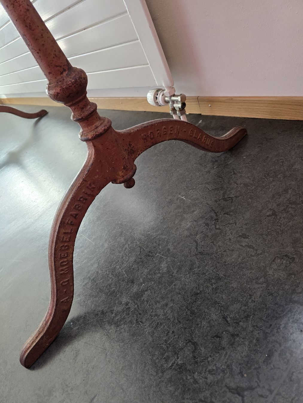 Horgen Glarus Tables: Altes Tisch massiv Holz mit Horgenglarus Eisengussfussen geb – D'occasion à Zürich par Silentlamb 5