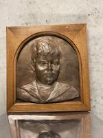 Bronzerelief Knabe gerahmt signiert 50 cm
