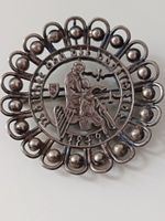 Silberne Brosche mit Anhänger „Walther von der Vogelweide“.