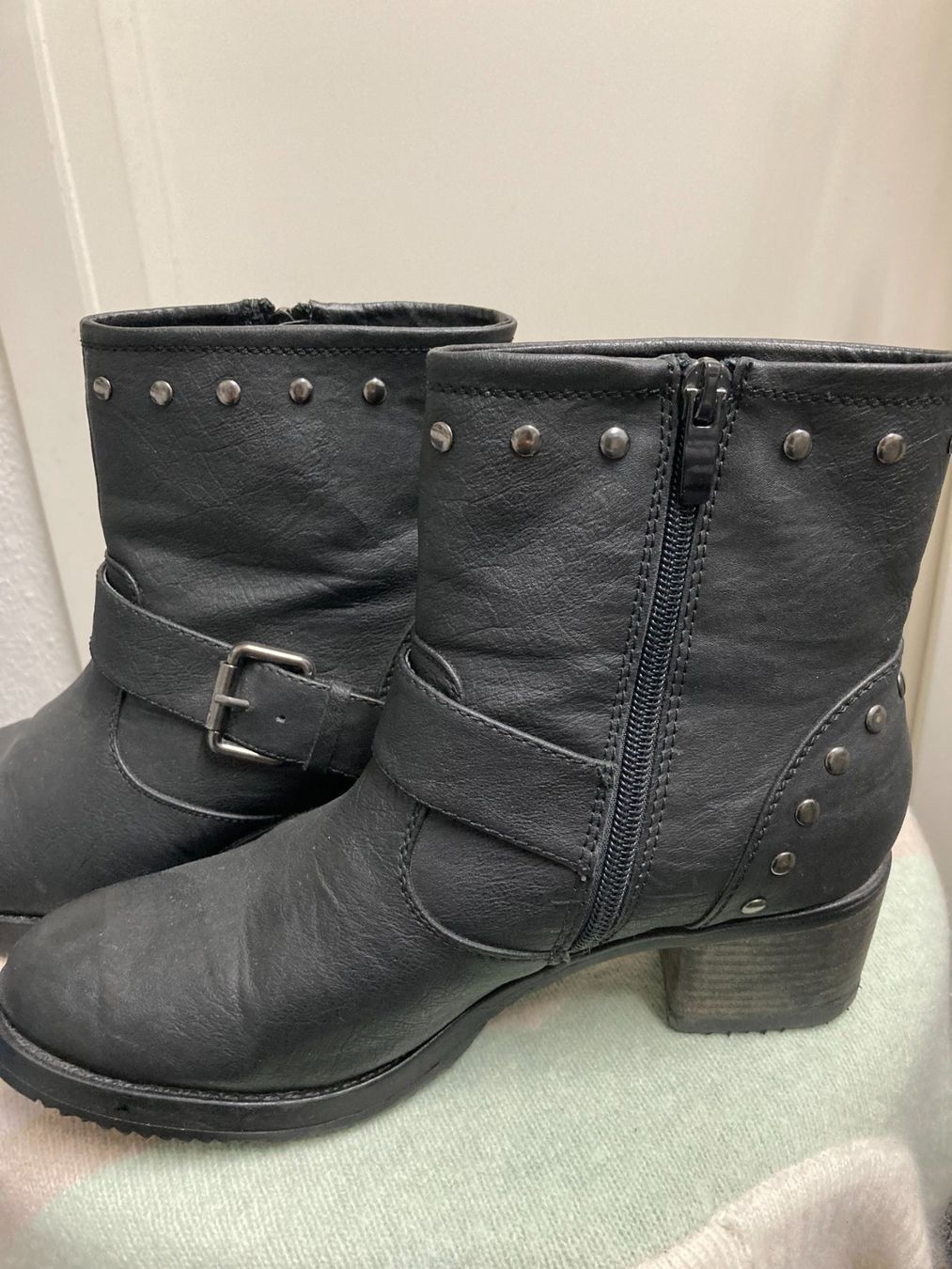 Scarpe da donna: Trendige Stiefeletten mit Nieten – Nuovo (secondo la descrizione) da Villmergen venduto da Sandy084 2