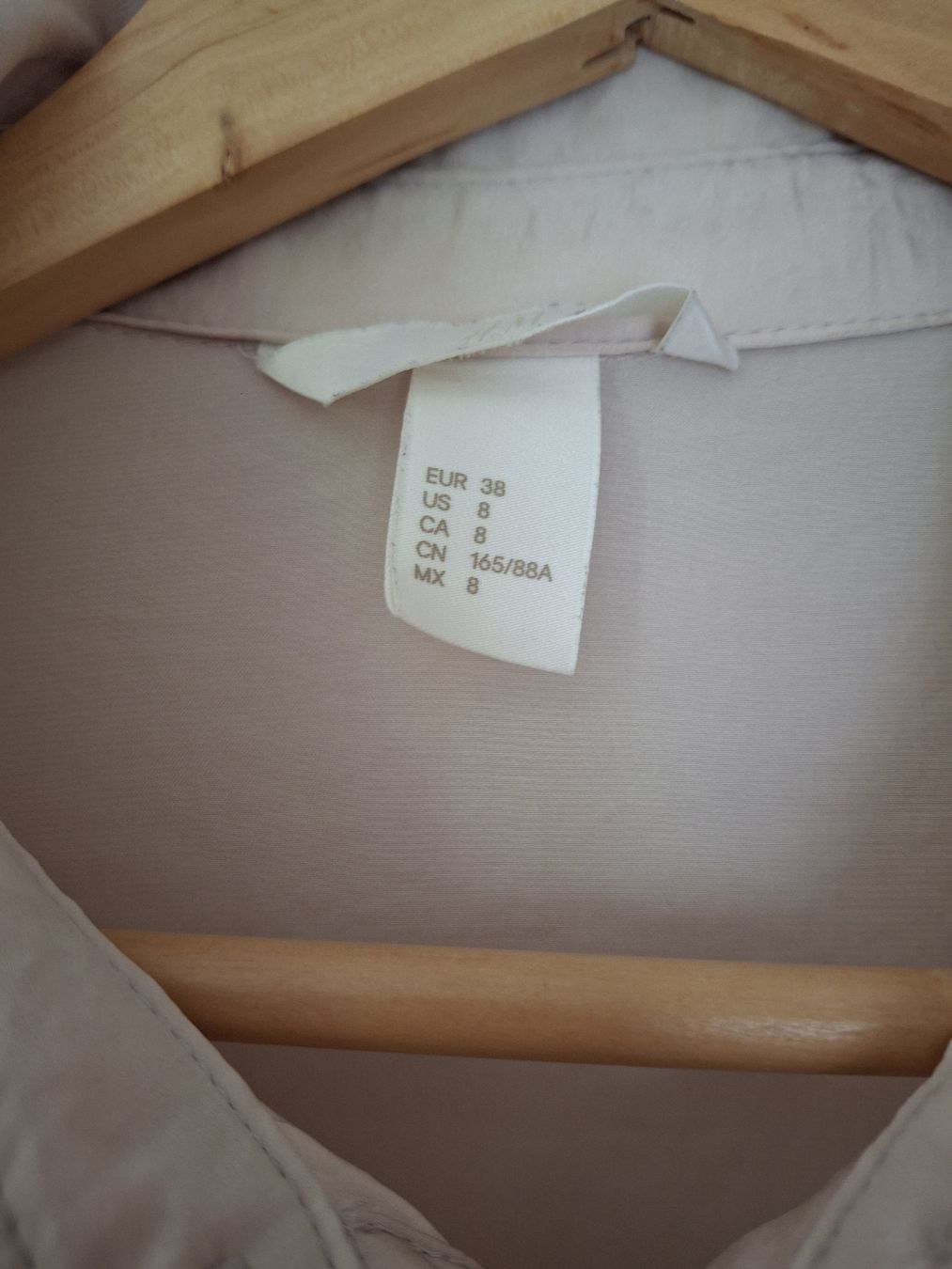 H&M Vestiti: Robe chemise H&M beige satiné S – Usato da Lausanne venduto da Cognitia 1