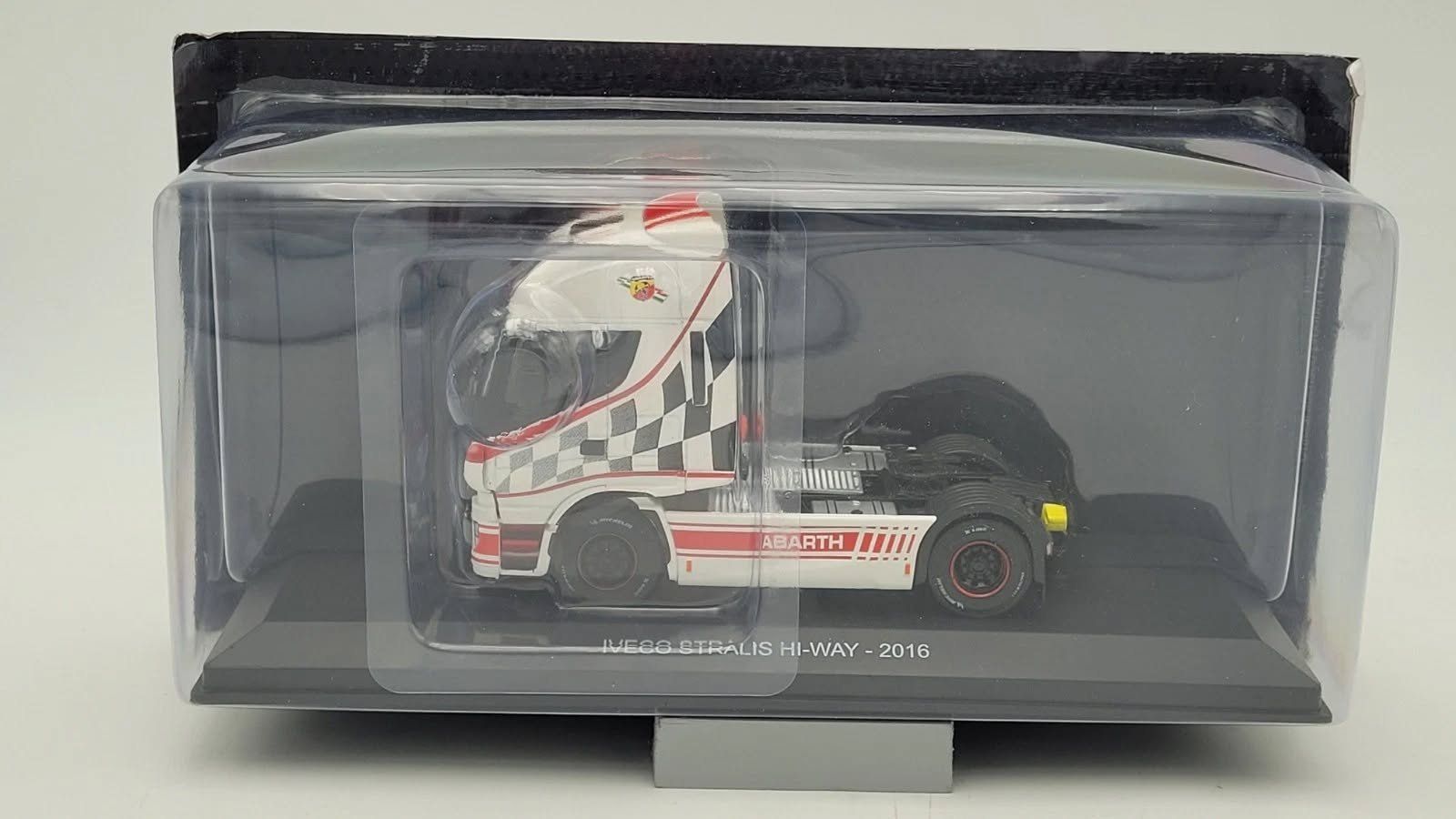 Kit di modellismo & Modellini statici: Iveco Stralis Hi Way 2016 "Abarth" , 1:43 – Nuovo e nell'imballaggio originale da Goldach venduto da Feivel9 2