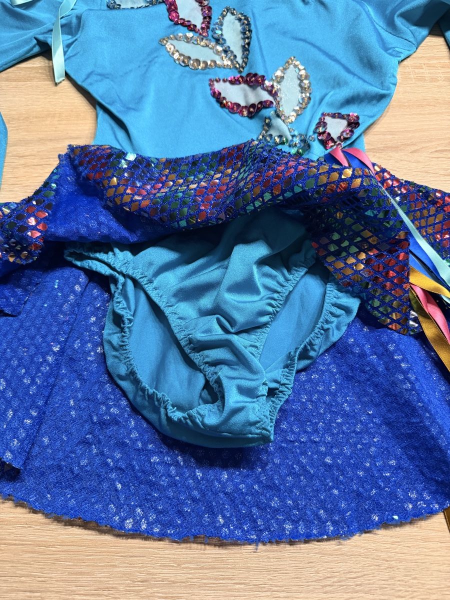 Scarpe, pantaloni & magliette da ginnastica: Eiskunstlaufkleid hellblau, Gr. 140 – Usato da Trimbach venduto da Schwaenchen 1