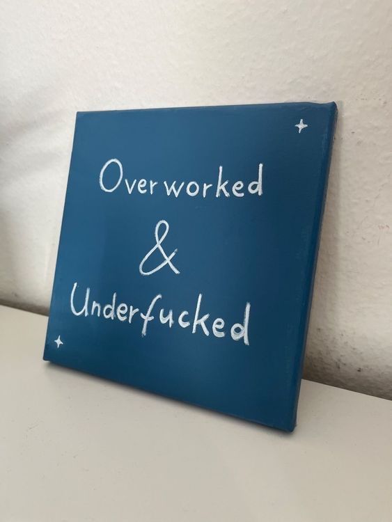 Posters & Illustrations: Blaues Deko-Bild "Overworked & Underfucked" – Neuf (Voir description) à Winterthur par Anna_mari 1