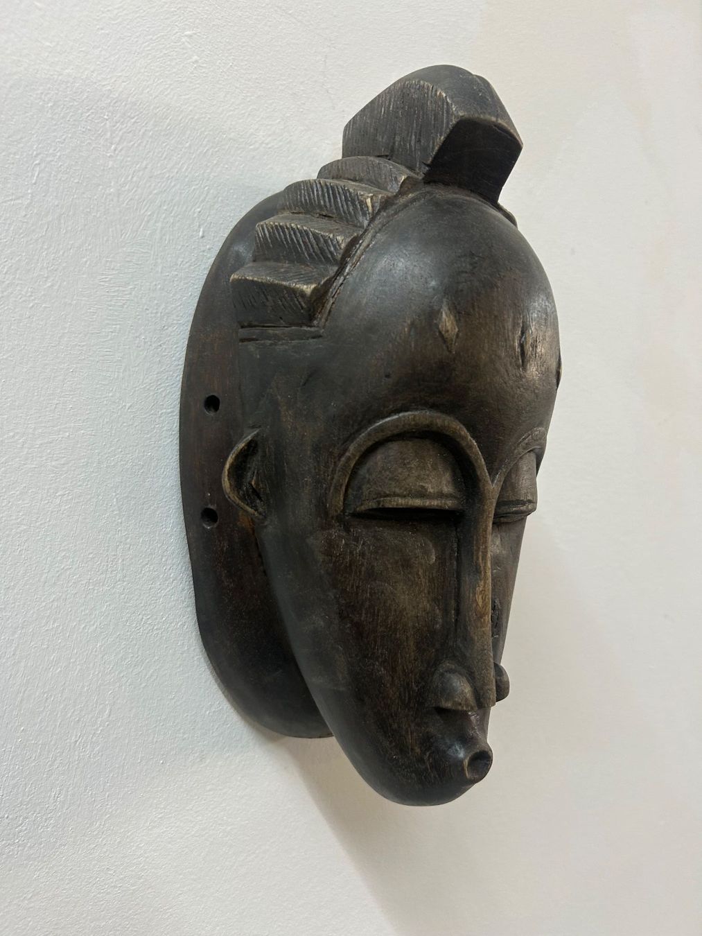 Internationale Kunst: antike traditionelle afrikanische Holz-Maske Alter unbekannt – Gebraucht aus Zürich von Levelart 4