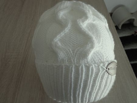 MÜTZE IN WEISS HANDGESTRICKT
