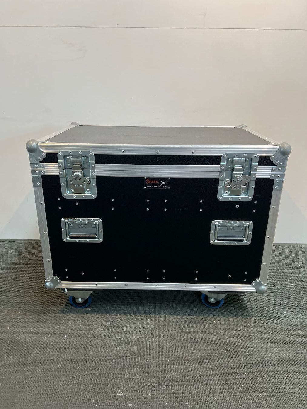 Reisekoffer: 012 SWISSCASE Flightcase / Tourcase auf Rollen – Gebraucht aus Wangen an der Aare von TBYN