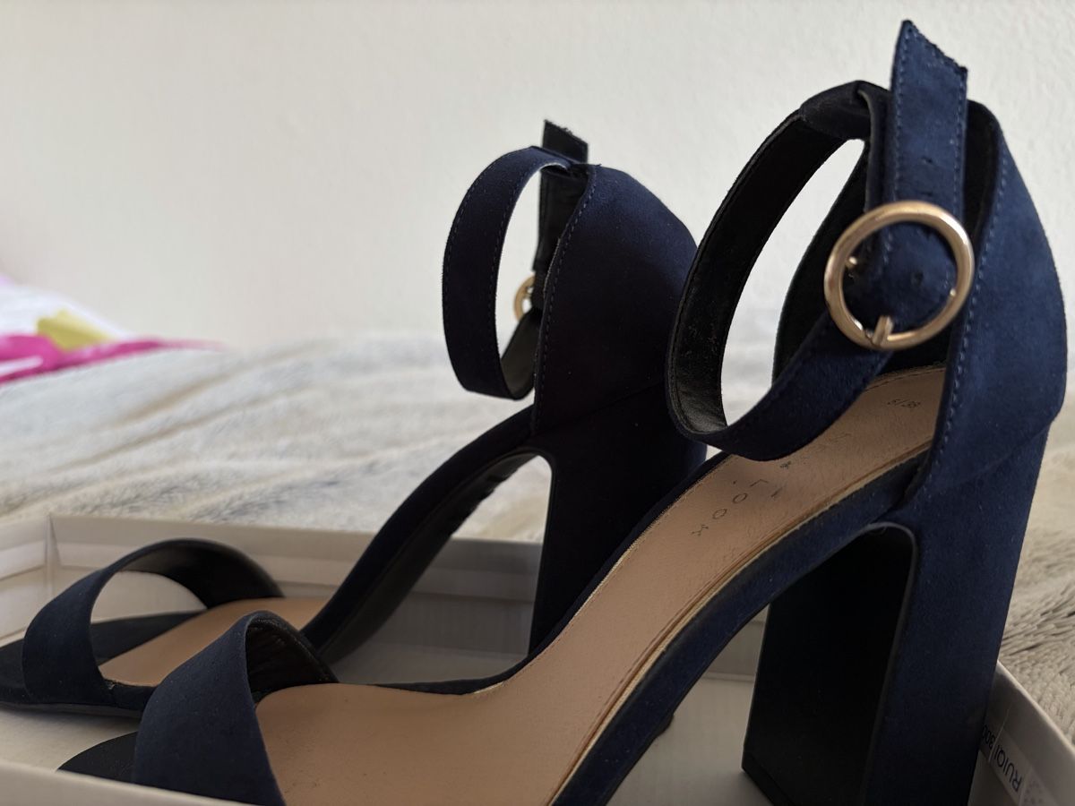 New Look Chaussures femmes: Dunkelblaue Sandaletten mit Absatz – D'occasion à Zürich par mar_5gpw 2