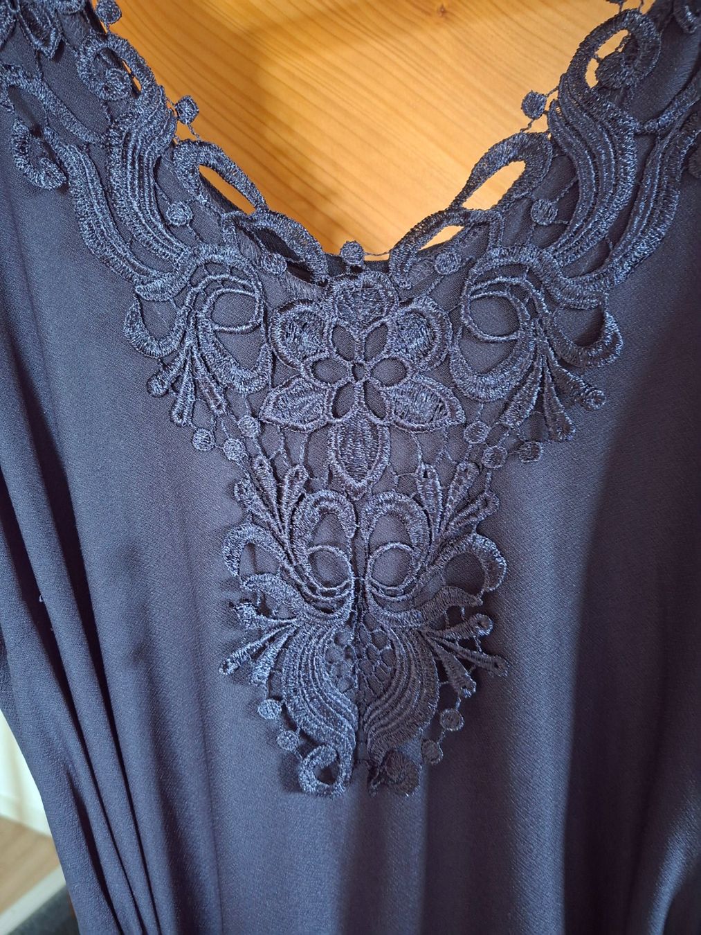Only Vestiti: Kleid mit Spitzenausschnitt – Nuovo (secondo la descrizione) da Oberwil/Dägerlen venduto da Dominique1606 2