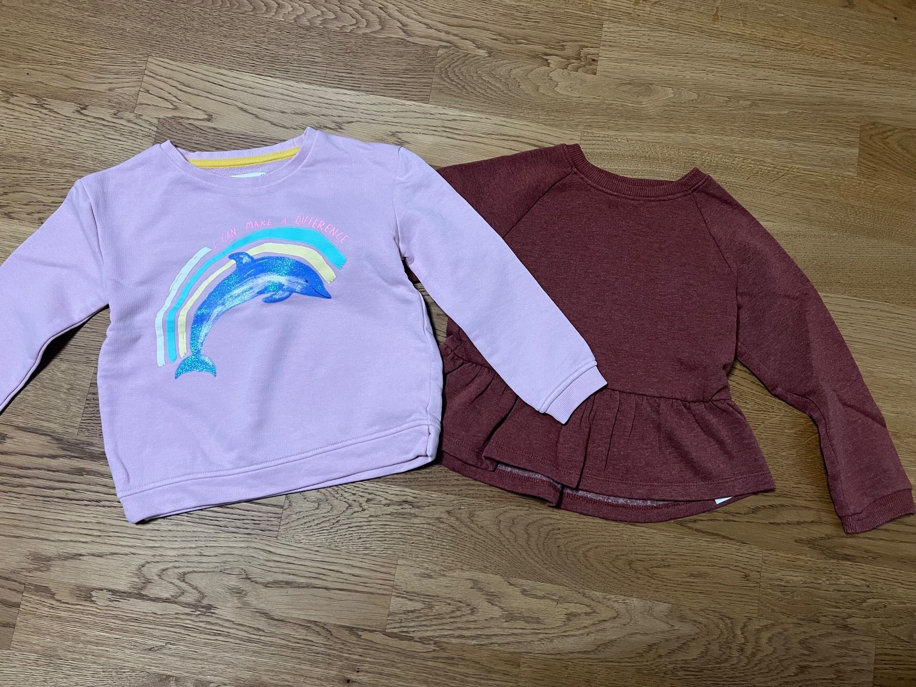 Lotti & Set di vestiti: Set mit 2 Sweatshirts Größe 110 – Usato da Erlenbach ZH venduto da cha_ppc9