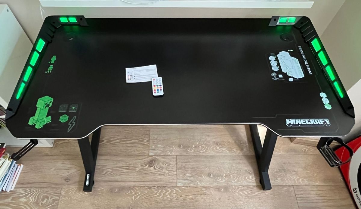 Scrivanie: Bureau gaming Minecraft avec éclairage LED RGB, télécommande – Nuovo (secondo la descrizione) da Gilly venduto da mtr_9dsr